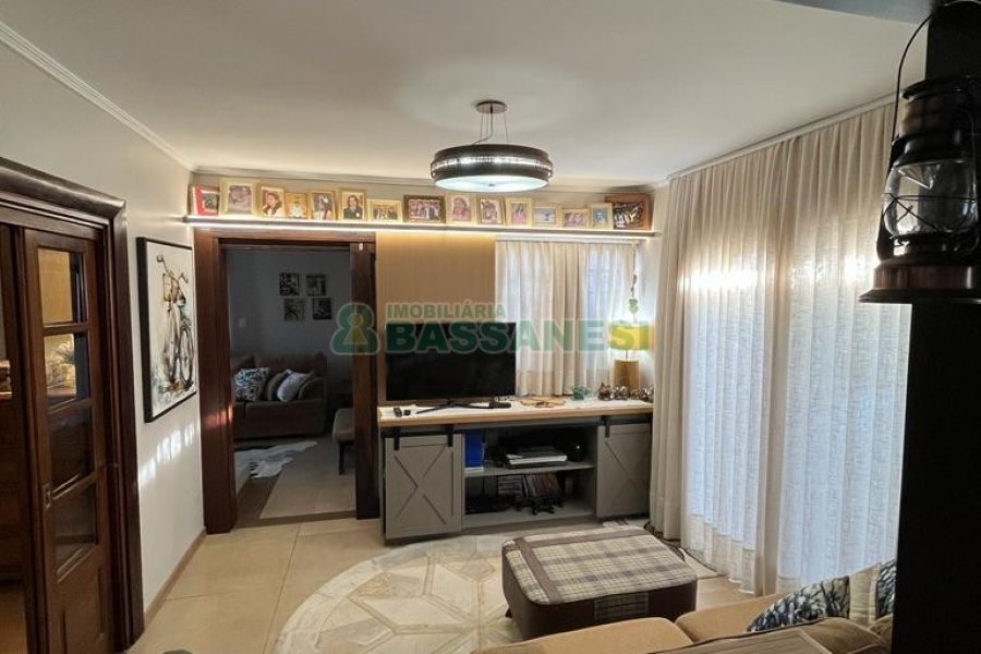 Casa com 282m², 3 dormitórios, 3 vagas, no bairro Interlagos em Caxias do Sul para Comprar