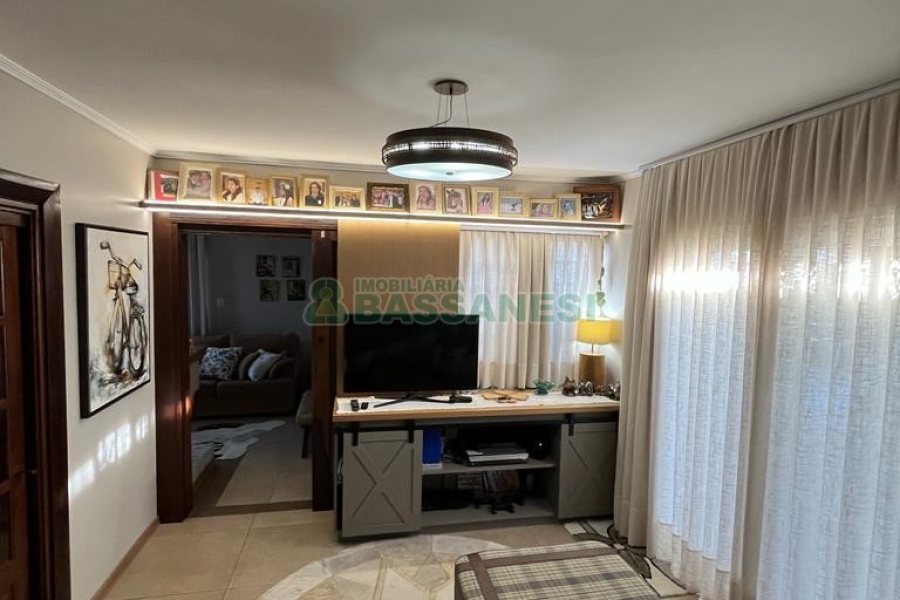 Casa com 282m², 3 dormitórios, 3 vagas, no bairro Interlagos em Caxias do Sul para Comprar