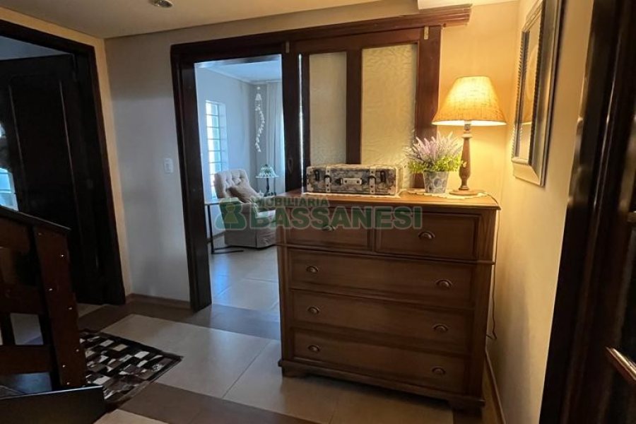 Casa com 282m², 3 dormitórios, 3 vagas, no bairro Interlagos em Caxias do Sul para Comprar