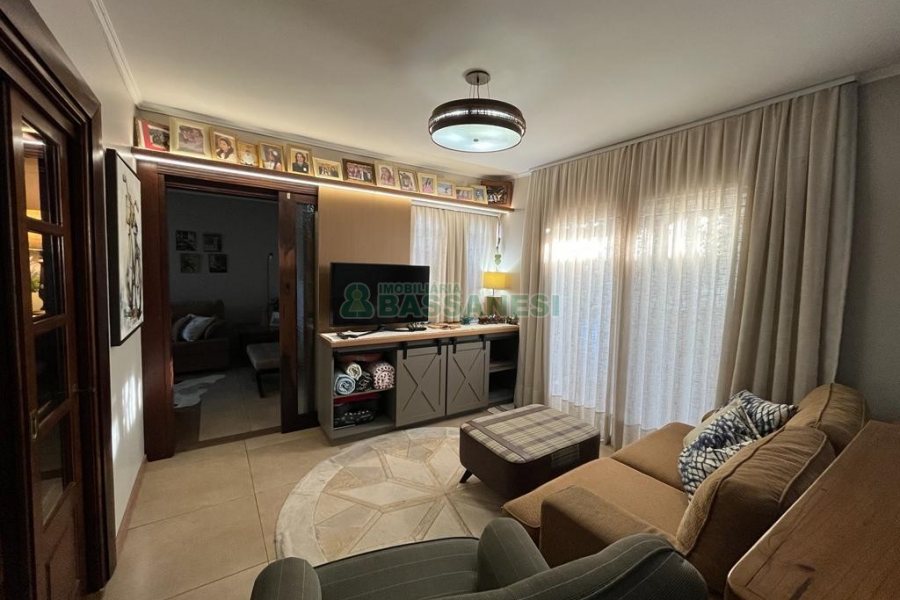 Casa com 282m², 3 dormitórios, 3 vagas, no bairro Interlagos em Caxias do Sul para Comprar