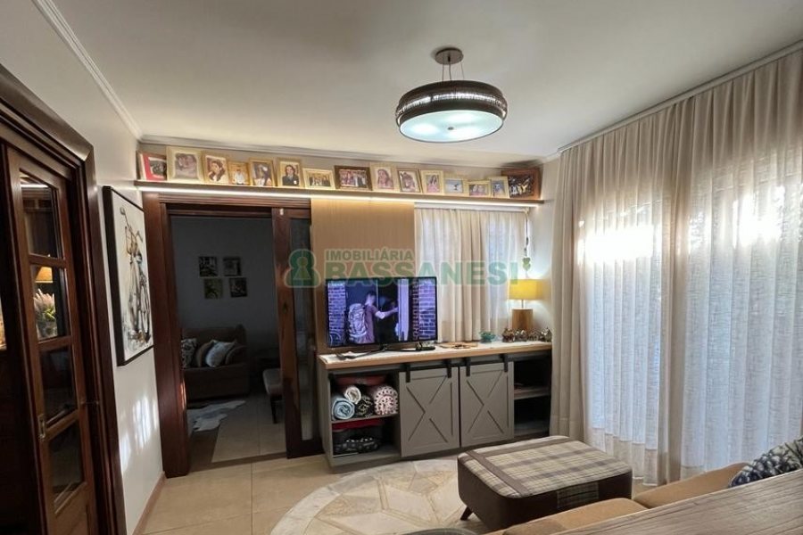 Casa com 282m², 3 dormitórios, 3 vagas, no bairro Interlagos em Caxias do Sul para Comprar