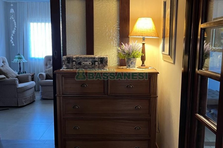 Casa com 282m², 3 dormitórios, 3 vagas, no bairro Interlagos em Caxias do Sul para Comprar