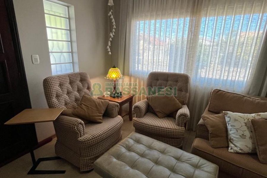 Casa com 282m², 3 dormitórios, 3 vagas, no bairro Interlagos em Caxias do Sul para Comprar