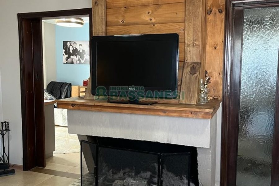 Casa com 282m², 3 dormitórios, 3 vagas, no bairro Interlagos em Caxias do Sul para Comprar