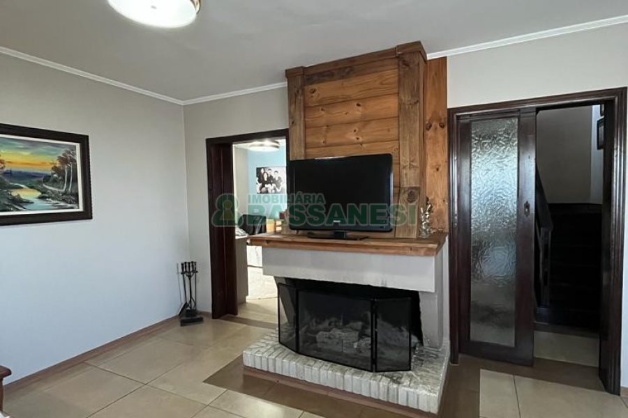 Casa com 282m², 3 dormitórios, 3 vagas, no bairro Interlagos em Caxias do Sul para Comprar