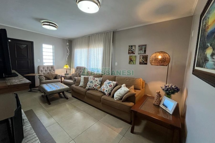 Casa com 282m², 3 dormitórios, 3 vagas, no bairro Interlagos em Caxias do Sul para Comprar