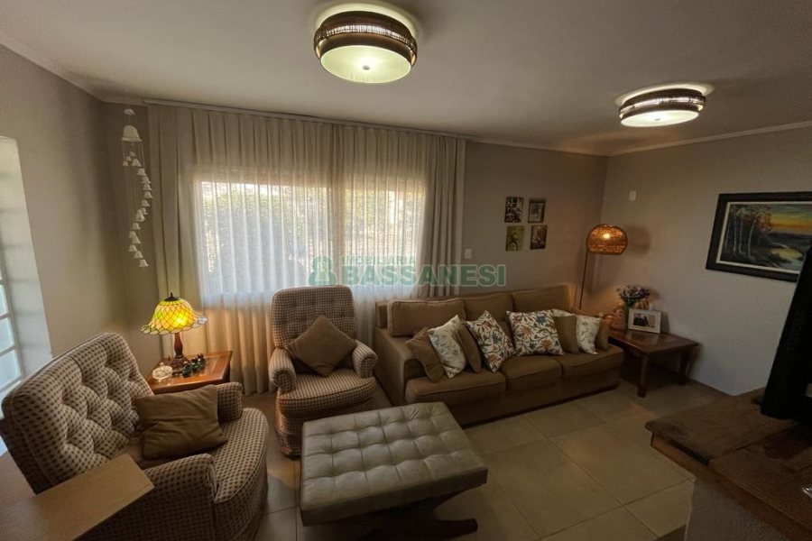 Casa com 282m², 3 dormitórios, 3 vagas, no bairro Interlagos em Caxias do Sul para Comprar