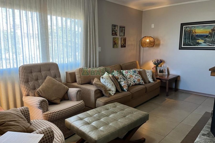 Casa com 282m², 3 dormitórios, 3 vagas, no bairro Interlagos em Caxias do Sul para Comprar