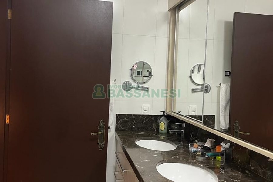 Casa com 282m², 3 dormitórios, 3 vagas, no bairro Interlagos em Caxias do Sul para Comprar