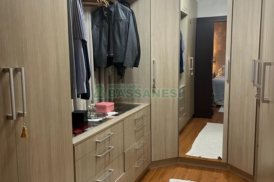 Casa com 282m², 3 dormitórios, 3 vagas, no bairro Interlagos em Caxias do Sul para Comprar