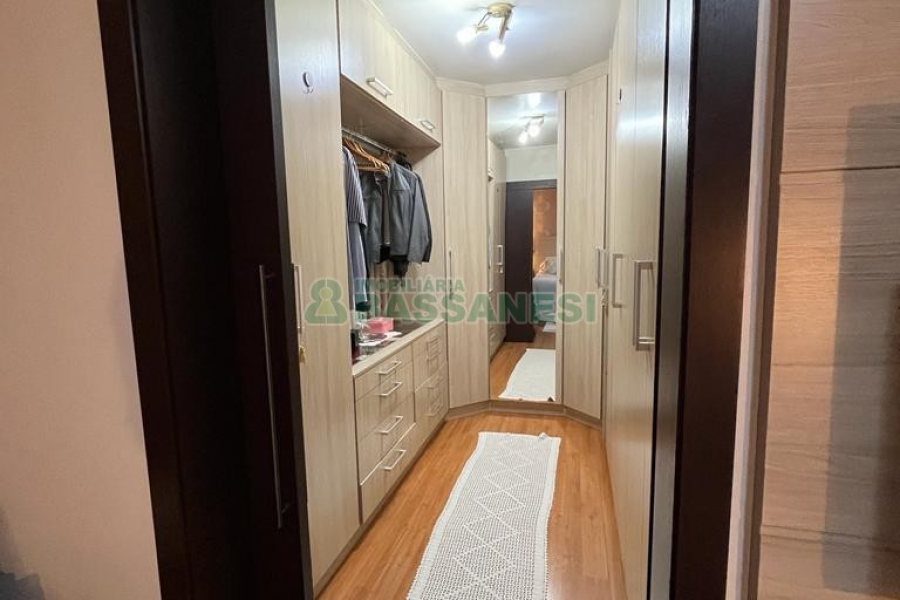 Casa com 282m², 3 dormitórios, 3 vagas, no bairro Interlagos em Caxias do Sul para Comprar