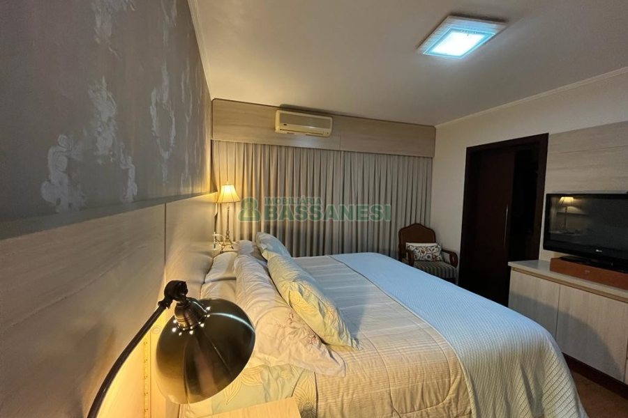 Casa com 282m², 3 dormitórios, 3 vagas, no bairro Interlagos em Caxias do Sul para Comprar