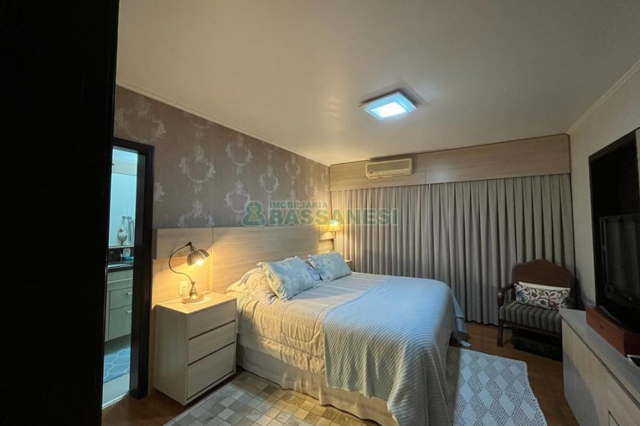 Casa com 282m², 3 dormitórios, 3 vagas, no bairro Interlagos em Caxias do Sul para Comprar