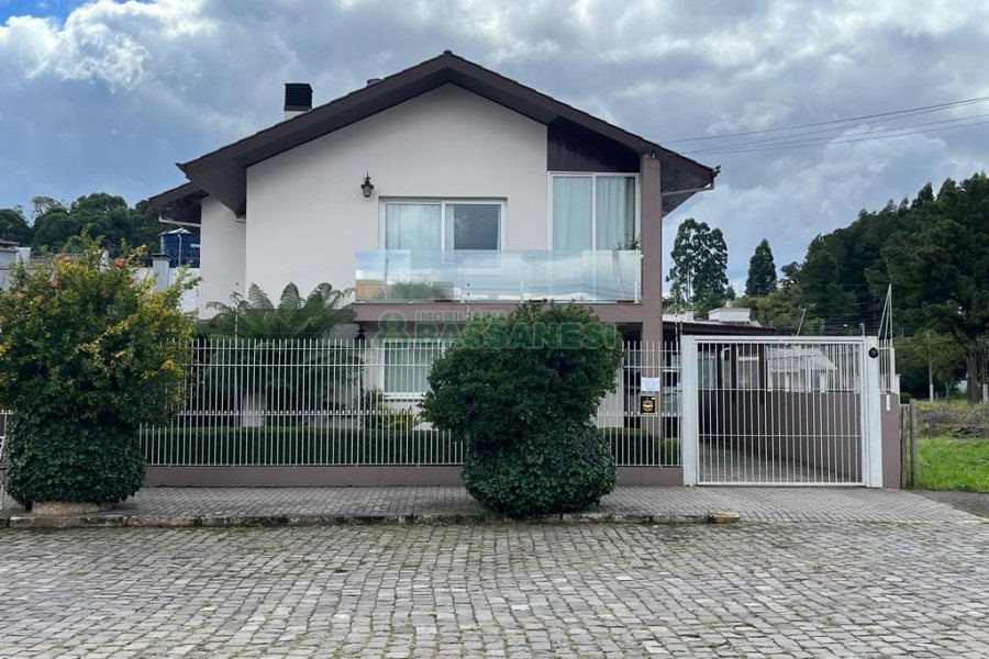 Casa com 282m², 3 dormitórios, 3 vagas, no bairro Interlagos em Caxias do Sul para Comprar