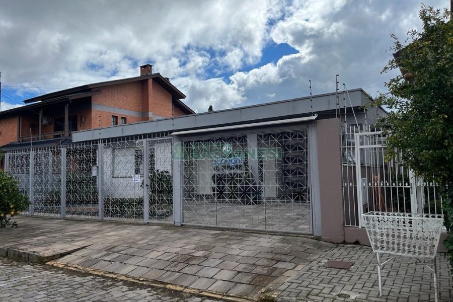 Casa com 210m², 3 dormitórios, 2 vagas, no bairro Interlagos em Caxias do Sul para Comprar