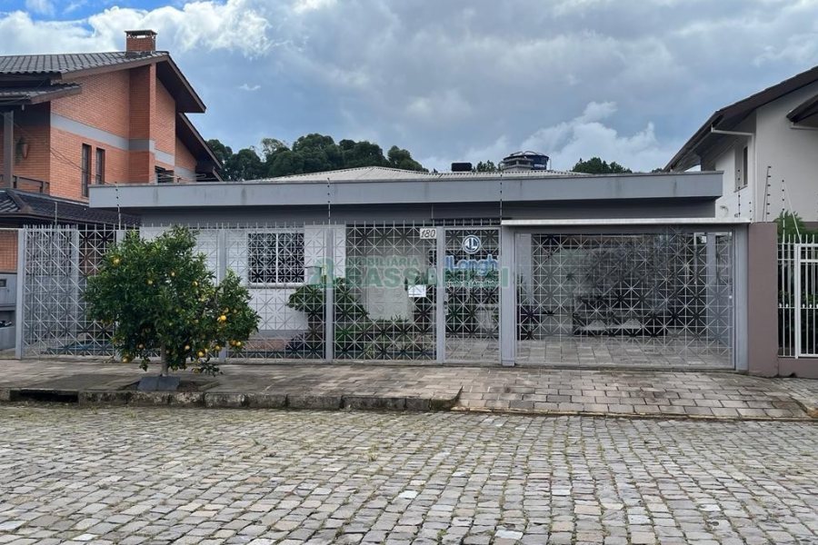 Casa com 210m², 3 dormitórios, 2 vagas, no bairro Interlagos em Caxias do Sul para Comprar