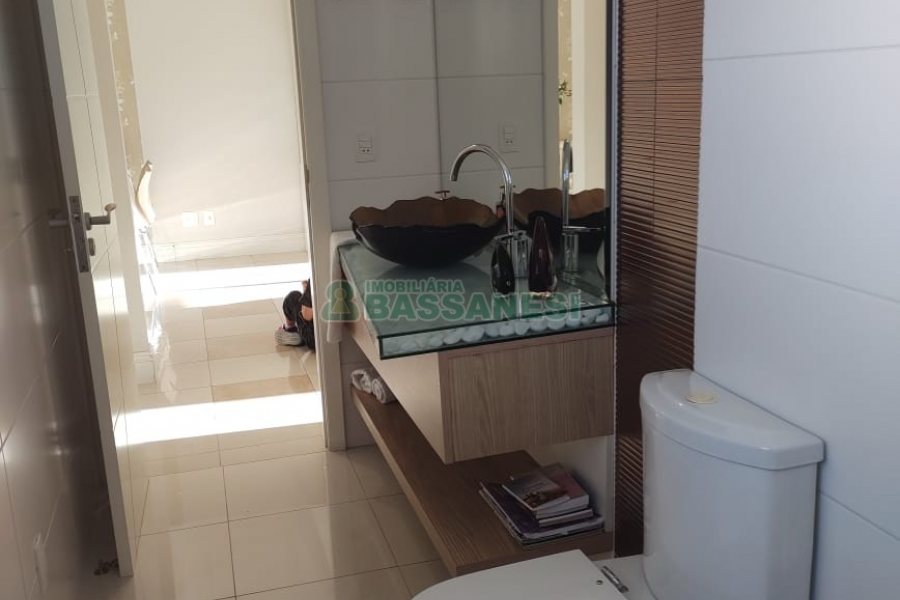 Apartamento com 129m², 3 dormitórios, 2 vagas, no bairro Lourdes em Caxias do Sul para Comprar