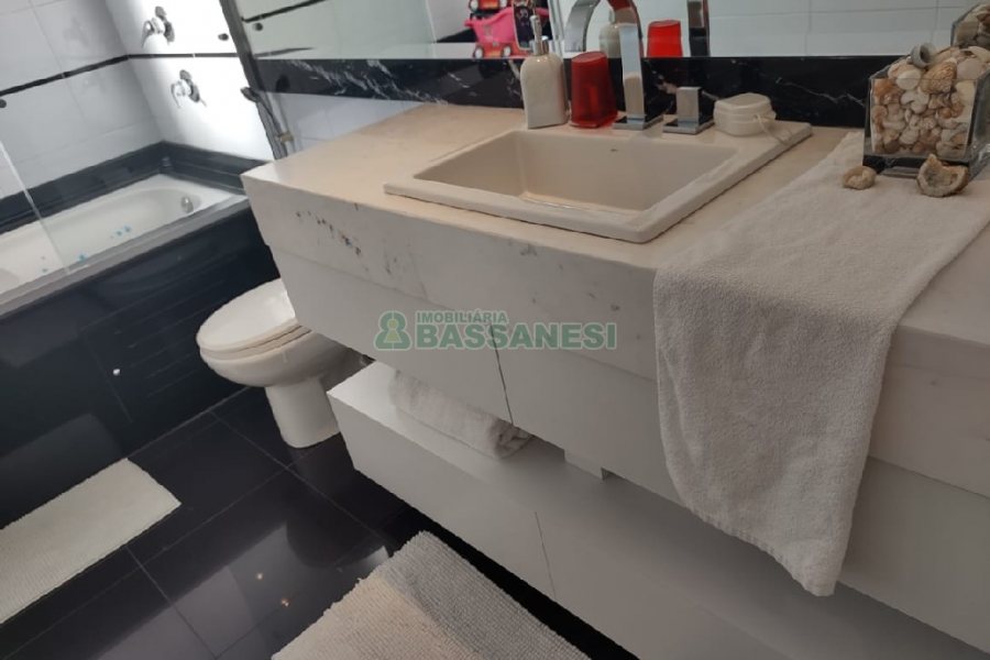 Apartamento com 129m², 3 dormitórios, 2 vagas, no bairro Lourdes em Caxias do Sul para Comprar