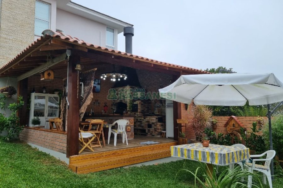 Casa com 229m², 3 dormitórios, 1 vaga, no bairro Cinqüentenário em Caxias do Sul para Comprar