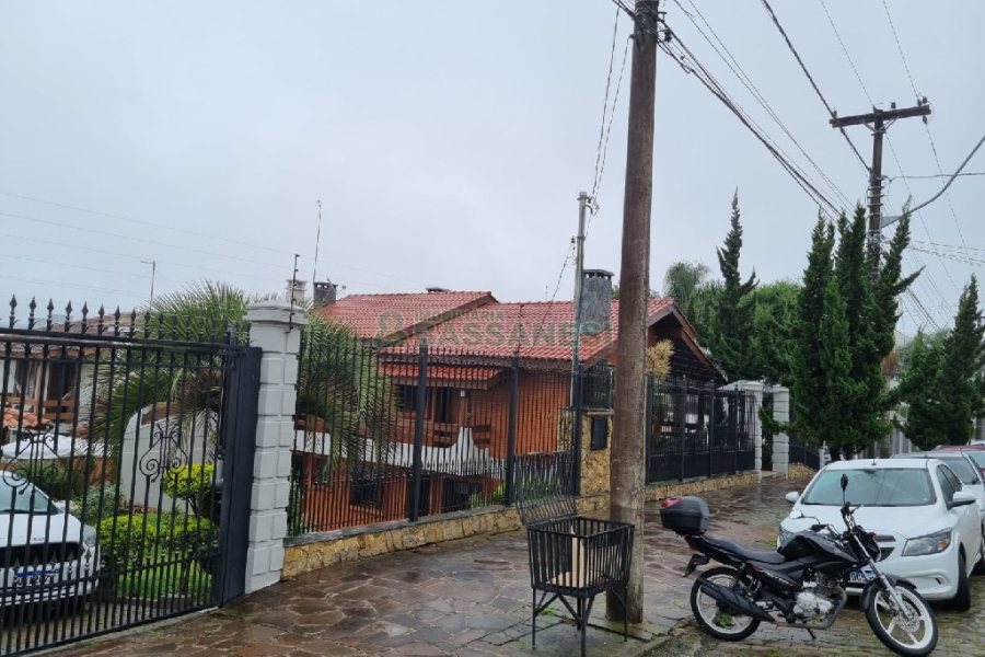 Casa com 229m², 3 dormitórios, 1 vaga, no bairro Cinqüentenário em Caxias do Sul para Comprar