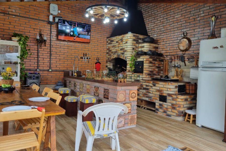 Casa com 229m², 3 dormitórios, 1 vaga, no bairro Cinqüentenário em Caxias do Sul para Comprar