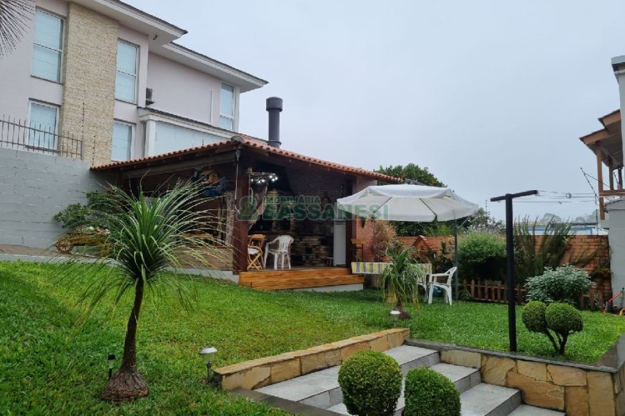 Casa com 229m², 3 dormitórios, 1 vaga, no bairro Cinqüentenário em Caxias do Sul para Comprar