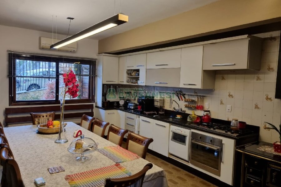 Casa com 229m², 3 dormitórios, 1 vaga, no bairro Cinqüentenário em Caxias do Sul para Comprar