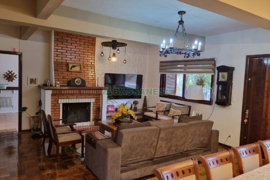 Casa com 229m², 3 dormitórios, 1 vaga, no bairro Cinqüentenário em Caxias do Sul para Comprar