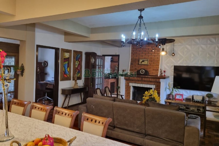 Casa com 229m², 3 dormitórios, 1 vaga, no bairro Cinqüentenário em Caxias do Sul para Comprar