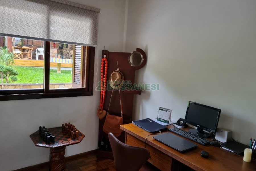 Casa com 229m², 3 dormitórios, 1 vaga, no bairro Cinqüentenário em Caxias do Sul para Comprar