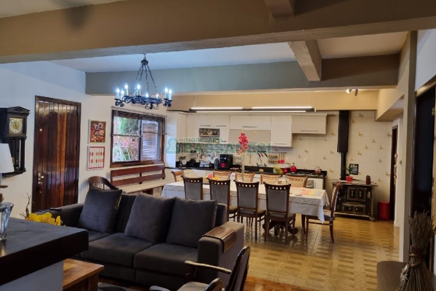 Casa com 229m², 3 dormitórios, 1 vaga, no bairro Cinqüentenário em Caxias do Sul para Comprar