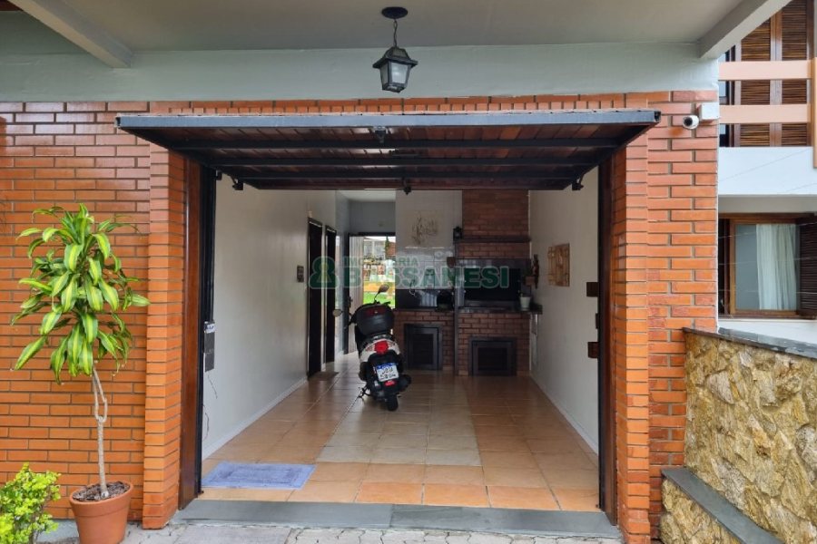 Casa com 229m², 3 dormitórios, 1 vaga, no bairro Cinqüentenário em Caxias do Sul para Comprar