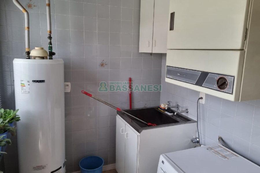 Casa com 229m², 3 dormitórios, 1 vaga, no bairro Cinqüentenário em Caxias do Sul para Comprar