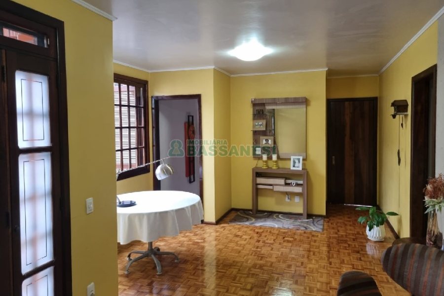 Casa com 229m², 3 dormitórios, 1 vaga, no bairro Cinqüentenário em Caxias do Sul para Comprar