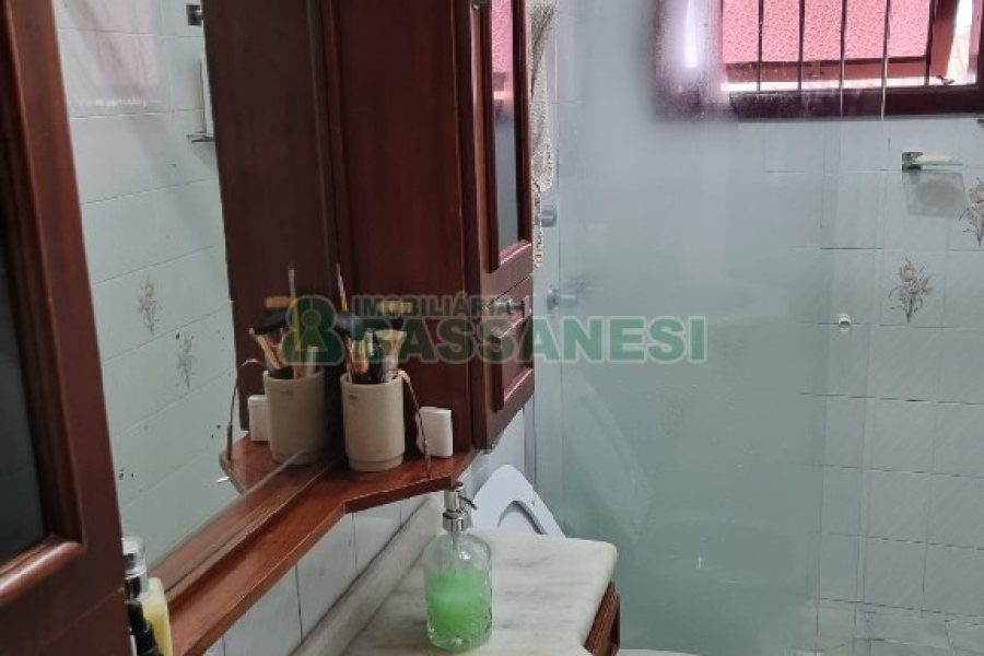 Casa com 229m², 3 dormitórios, 1 vaga, no bairro Cinqüentenário em Caxias do Sul para Comprar