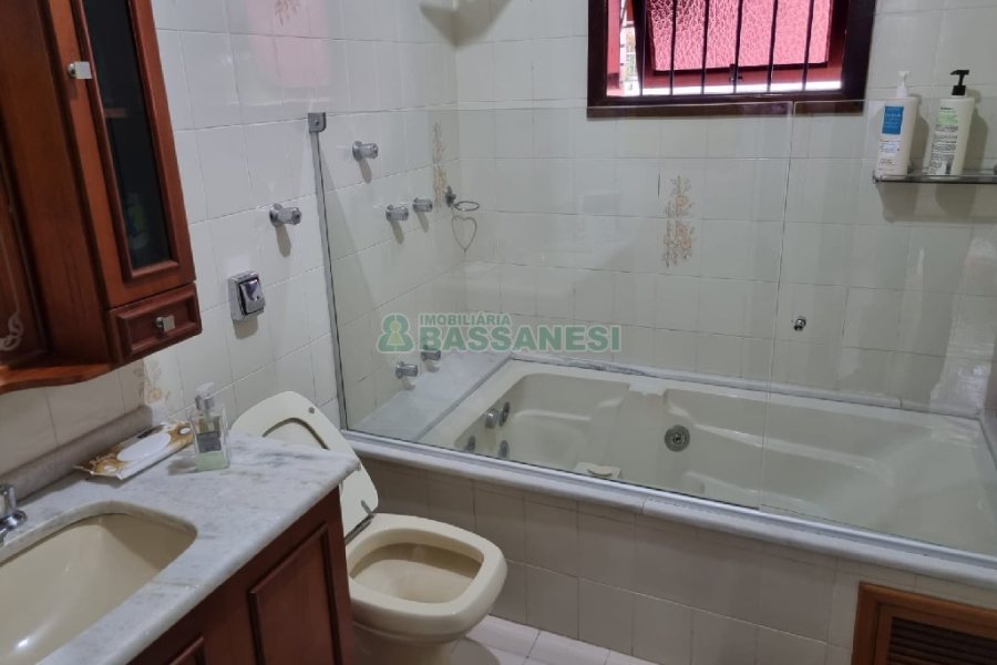 Casa com 229m², 3 dormitórios, 1 vaga, no bairro Cinqüentenário em Caxias do Sul para Comprar