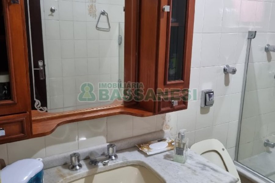 Casa com 229m², 3 dormitórios, 1 vaga, no bairro Cinqüentenário em Caxias do Sul para Comprar