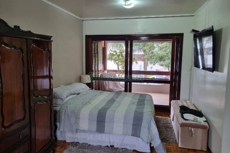 Casa com 229m², 3 dormitórios, 1 vaga, no bairro Cinqüentenário em Caxias do Sul para Comprar