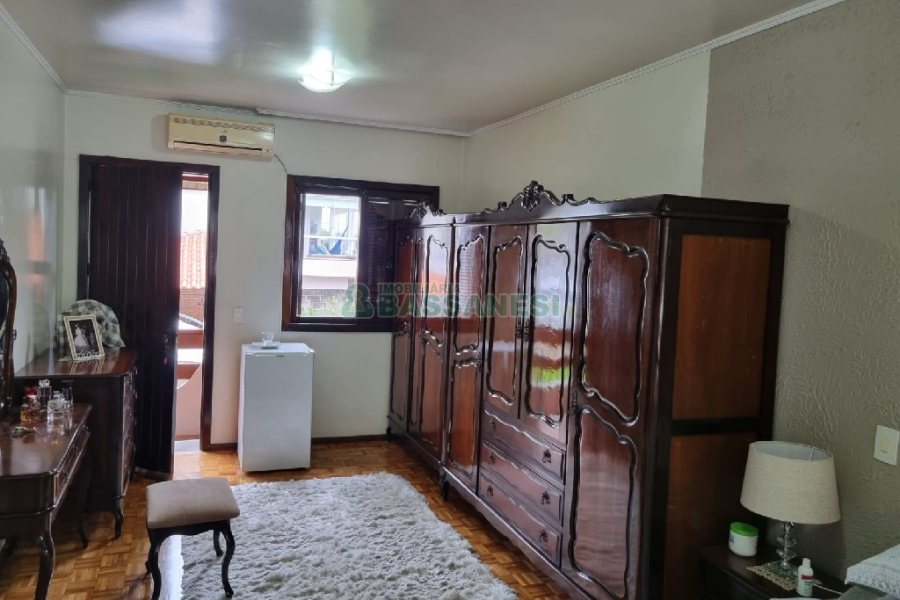 Casa com 229m², 3 dormitórios, 1 vaga, no bairro Cinqüentenário em Caxias do Sul para Comprar