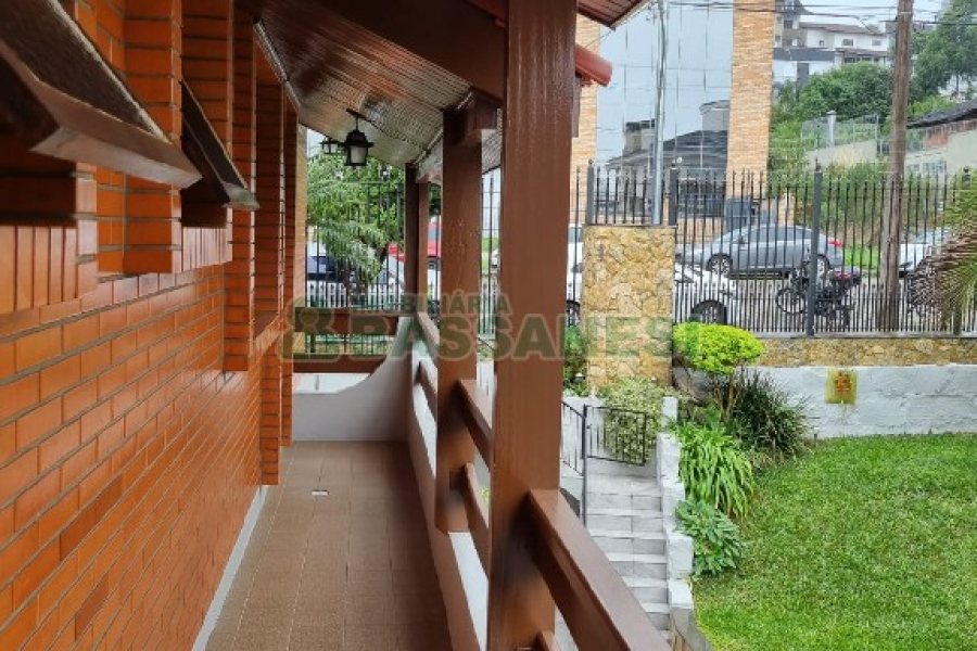 Casa com 229m², 3 dormitórios, 1 vaga, no bairro Cinqüentenário em Caxias do Sul para Comprar