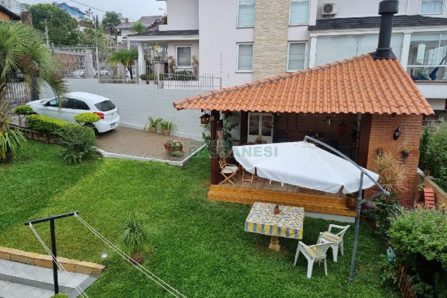 Casa com 229m², 3 dormitórios, 1 vaga, no bairro Cinqüentenário em Caxias do Sul para Comprar