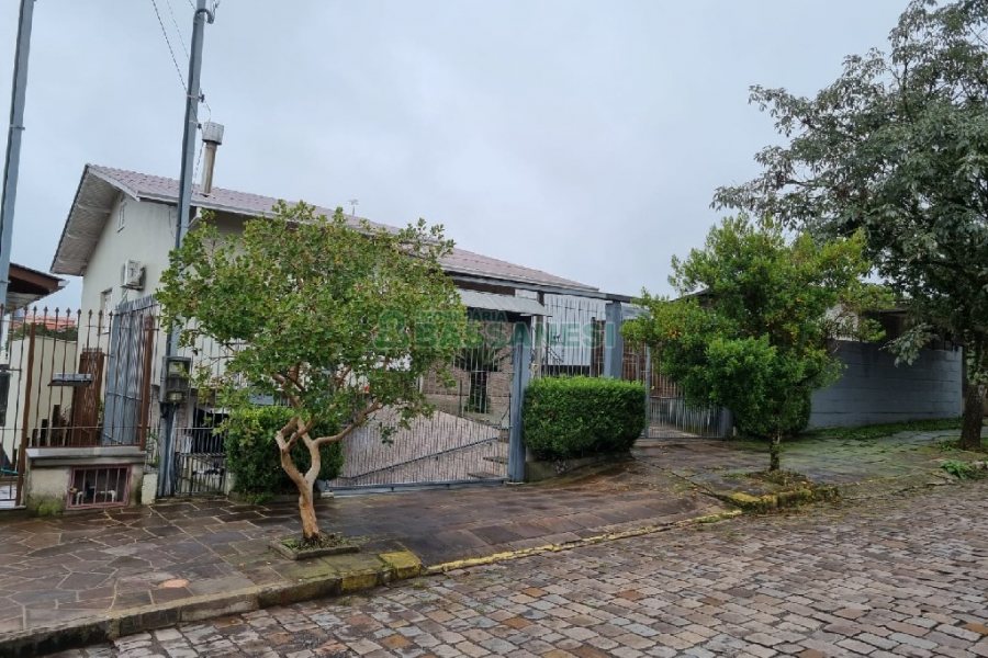 Casa com 300m², 3 dormitórios, 2 vagas, no bairro Santa Catarina em Caxias do Sul para Comprar