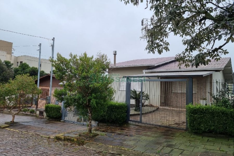 Casa com 300m², 3 dormitórios, 2 vagas, no bairro Santa Catarina em Caxias do Sul para Comprar