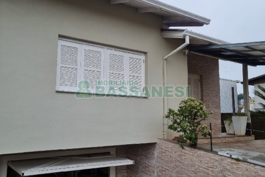 Casa com 300m², 3 dormitórios, 2 vagas, no bairro Santa Catarina em Caxias do Sul para Comprar