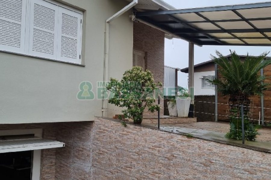 Casa com 300m², 3 dormitórios, 2 vagas, no bairro Santa Catarina em Caxias do Sul para Comprar