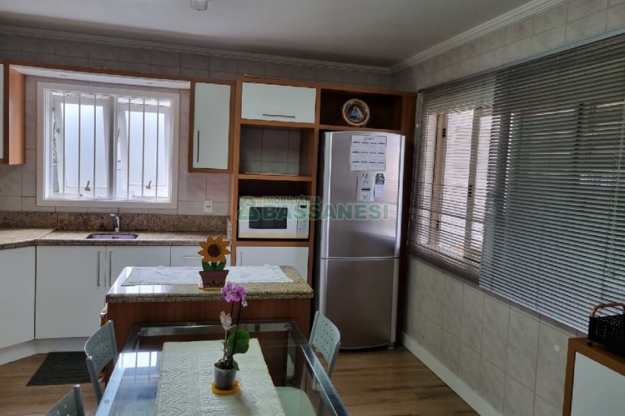 Casa com 300m², 3 dormitórios, 2 vagas, no bairro Santa Catarina em Caxias do Sul para Comprar