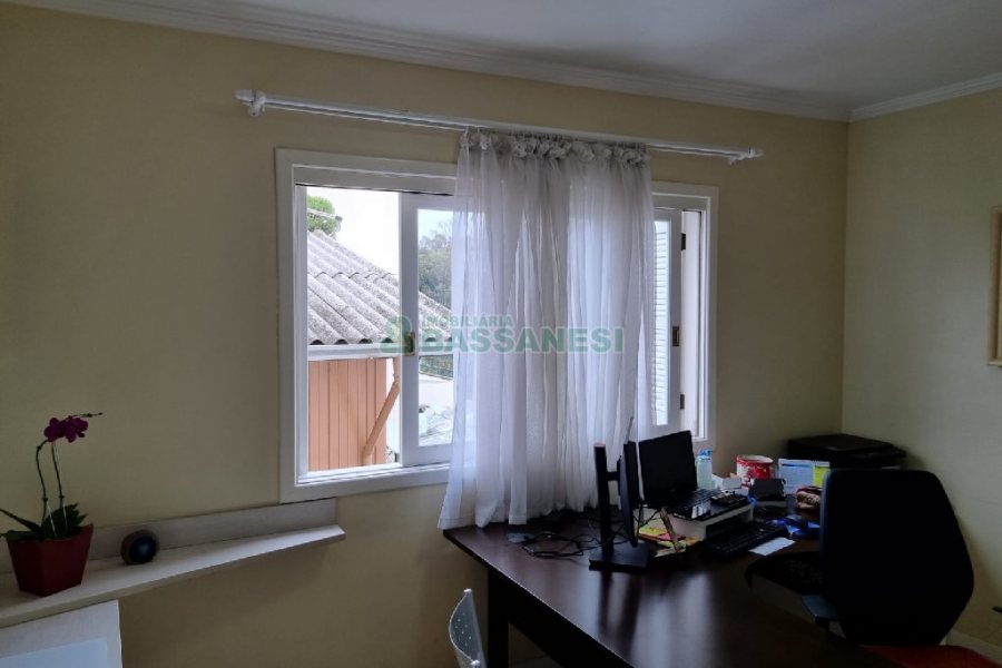 Casa com 300m², 3 dormitórios, 2 vagas, no bairro Santa Catarina em Caxias do Sul para Comprar