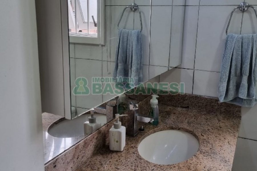 Casa com 300m², 3 dormitórios, 2 vagas, no bairro Santa Catarina em Caxias do Sul para Comprar