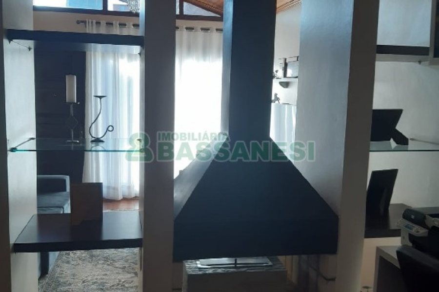 Casa com 256m², 4 dormitórios, 1 vaga, no bairro Santa Catarina em Caxias do Sul para Comprar