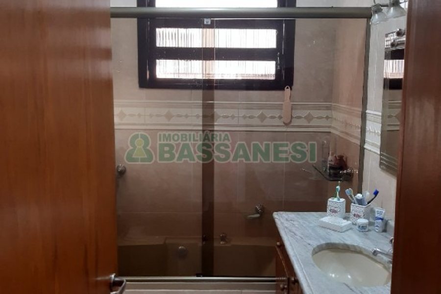 Casa com 256m², 4 dormitórios, 1 vaga, no bairro Santa Catarina em Caxias do Sul para Comprar
